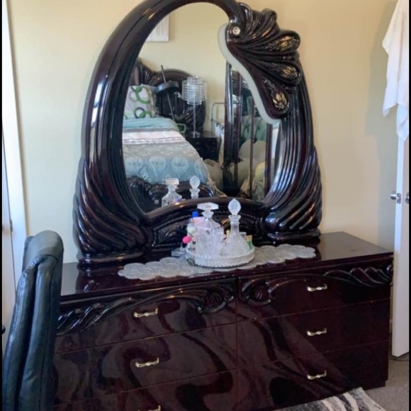 Queen bedroom set. - Picture 4 of 9